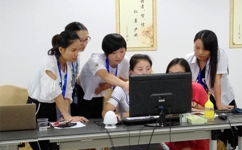  美女們互相交流學(xué)習(xí)，氣氛有點嚴肅啊